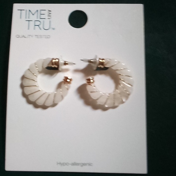 Time and Tru white and gold tone earring - Picture 1 of 2